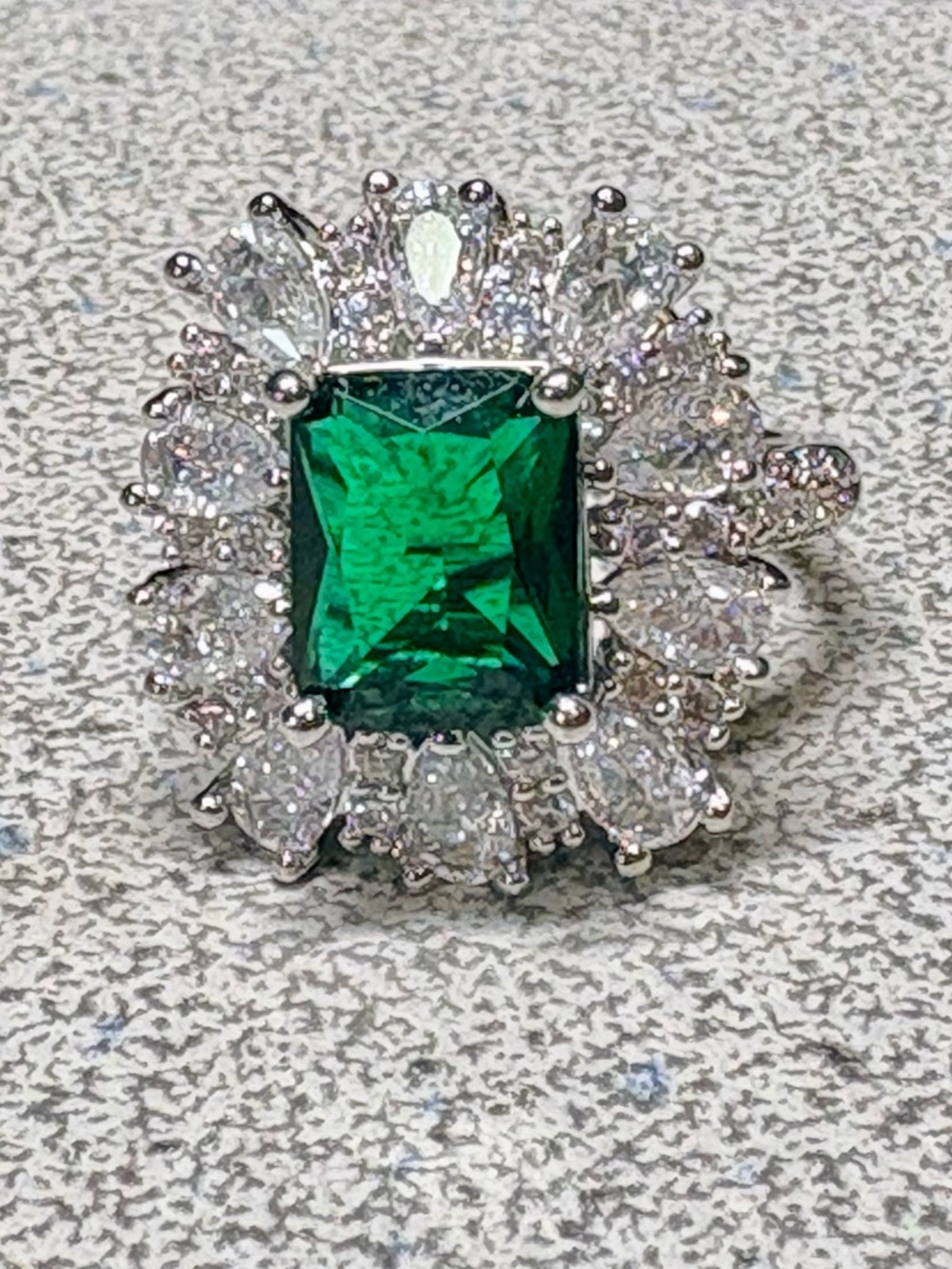 💋large bold EMERALD dinner/cocktail ring